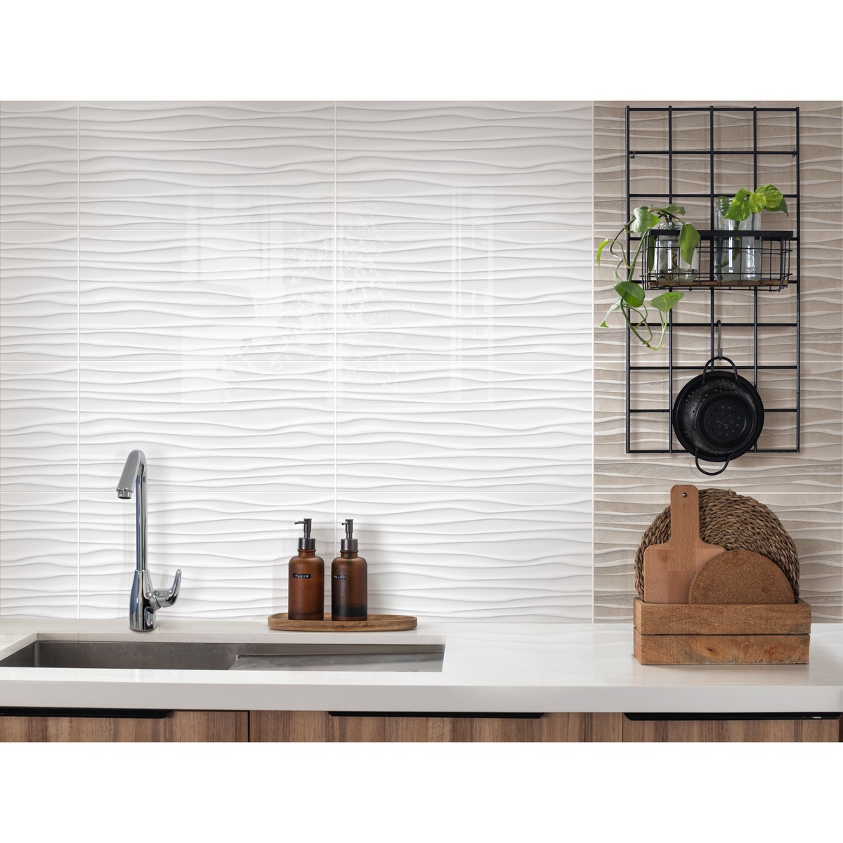 608789001-608789061-ambiente-pared-rec-estruc-nursia-blanco-cu-pared-rec-estruc-deco-nursia-arena-cd-1.jpg